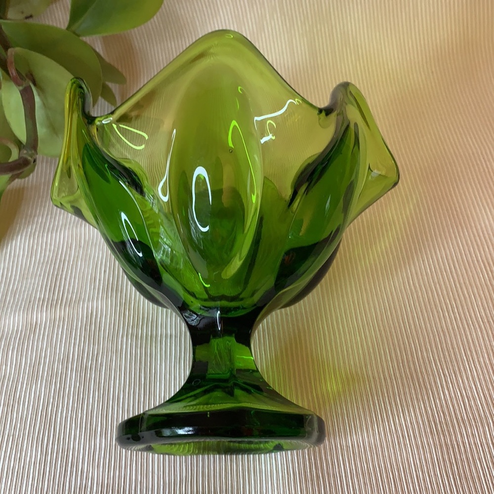 Vintage L. E. Smith emerald green scalloped handkerchief pedestal dish - Picture 4 of 10